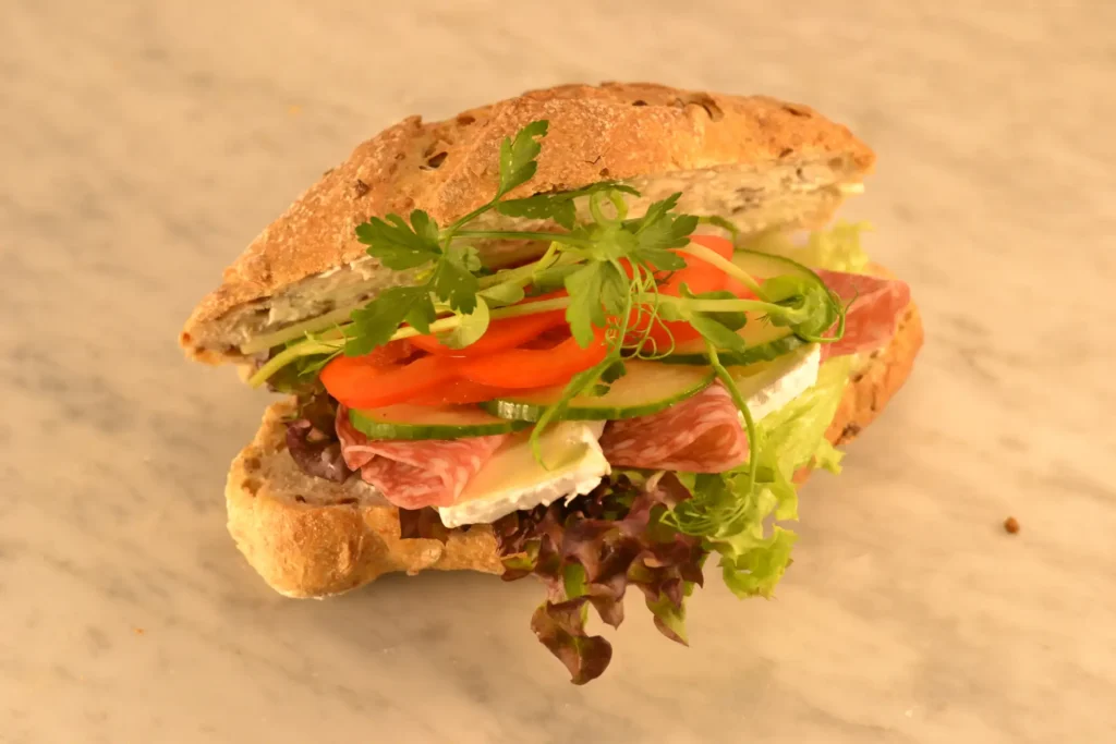 Minibaguett med salami och brieost